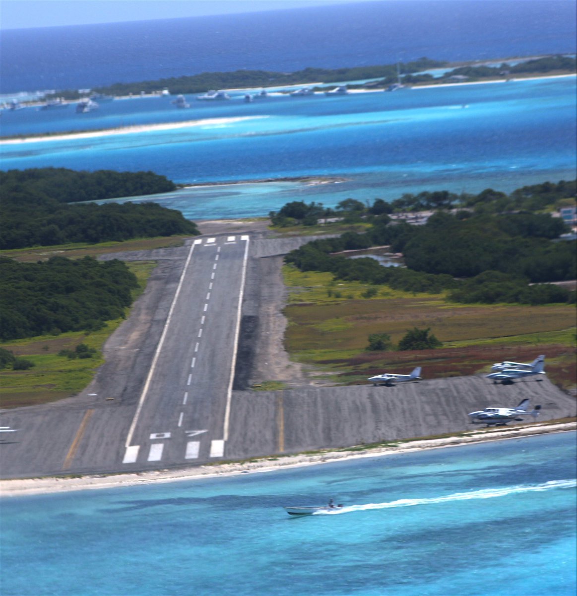 CaribeSurOrg's tweet image. #DiaMundialdePlayas La única playa de anidación de la tortuga carey en la isla Gran Roque ha sido destruida por una obra que no tiene sentido en un parque nacional, la extensión de una pista de aterrizaje para posar jets en un área protegida como #LosRoques un patrimonio natural.