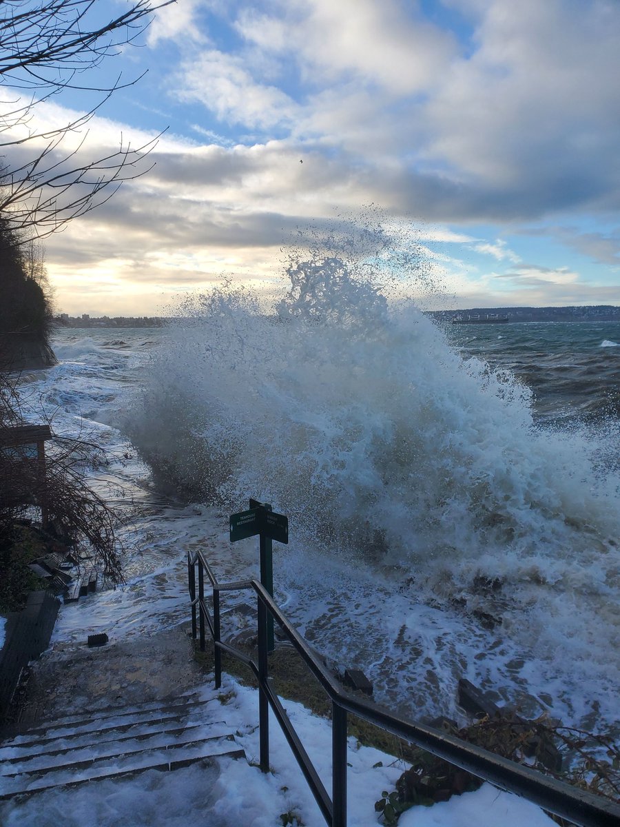 Brad604's tweet image. As we head into our Storm Season once again. Here are the dates of our forecasted highest (King) Tides in Vancouver. December 15, 16, 17, 18, 19, and 20. January 1, 2, 3, 4, 5, and 6. January 12, 13, 14, 15, 16, and 17. February 1, 2, 3. 

Footage: Stanley Park, January 7, 2022.