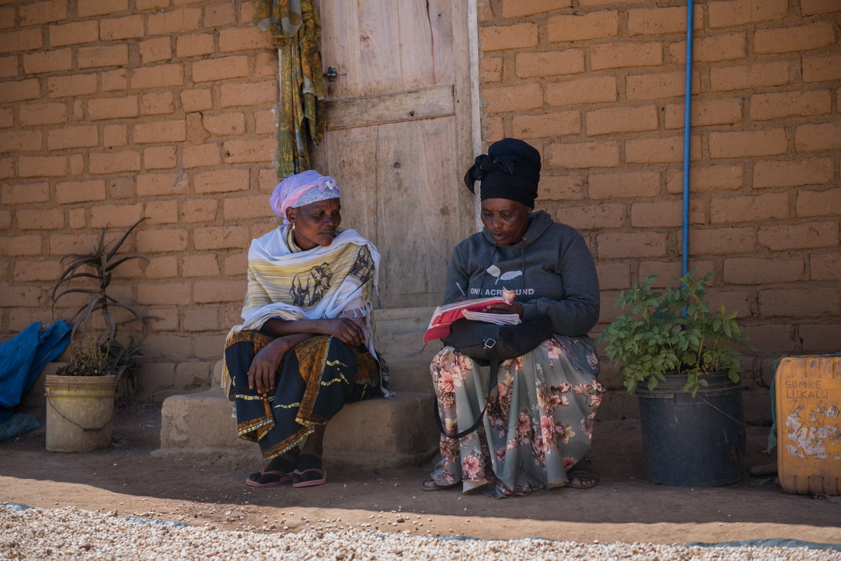 OneAcreFundJobs's tweet image. Our heroes wear gumboots, and you&apos;ll find them in the fields!🌱👩‍🌾

Their sidekicks? That&apos;s us, supporting them to grow more and be prosperous!💪

 #FarmersFirst #LifeatOneAcreFund #impactCareers