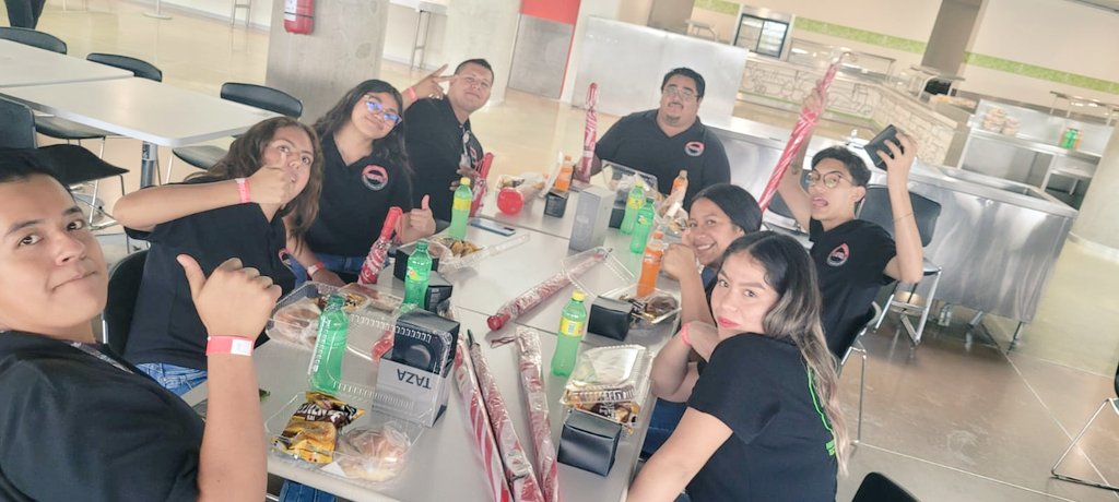 karyrivs's tweet photo. Nuestro agradecimiento a Santander corporativo Queretaro TI por sus atenciones para alumn@s de Ingeneria en Redes e Ingenieria en Inteligencia Artificial y Datos de UPQ. Sin duda muy motivados para lograr su egreso. Muchas oportunidades laborales les esperan. 😎😎 https://t.co/NF5tJdCFiZ