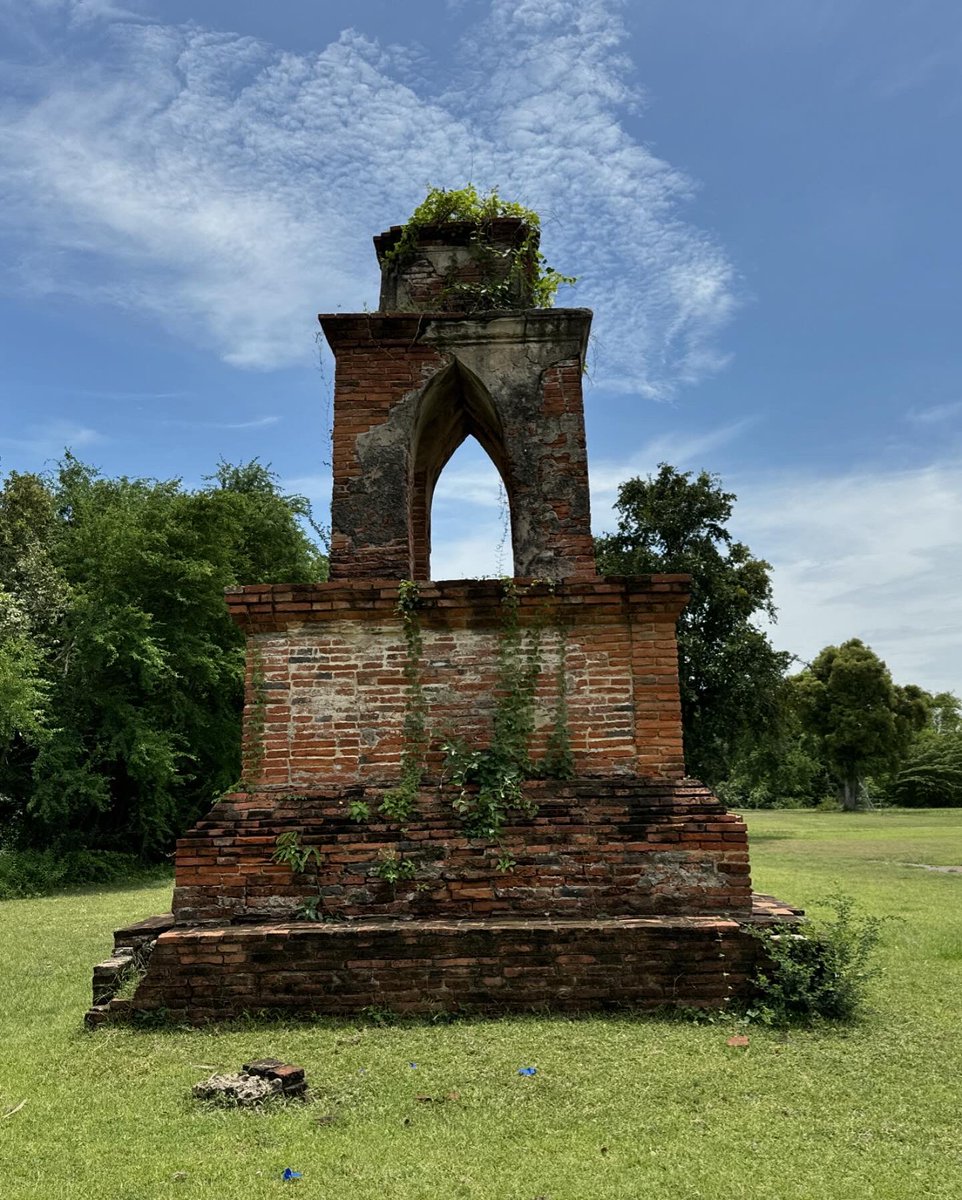 AEndlessJourney's tweet photo. Wat Phraya Maen วัดพระยาแมน is a former royal temple north of the city island and part of the Ayutthaya Historical Park.  It is mostly unknown due to its location but has some impressive buildings.  #travel #thailand #Ayutthaya #history https://t.co/ycbJTtxbU7