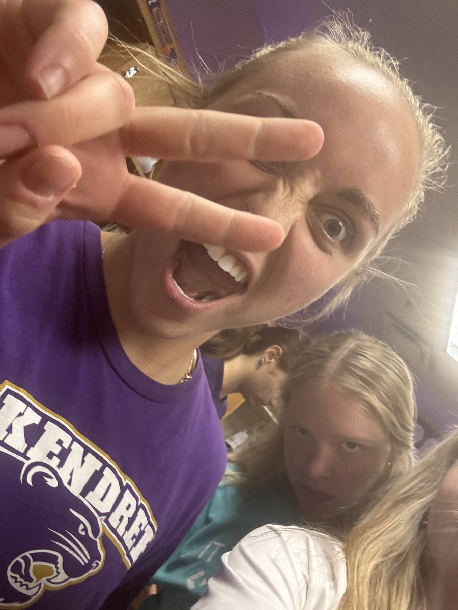 #SurprisePhotos return 🤦‍♀️ 💜💛