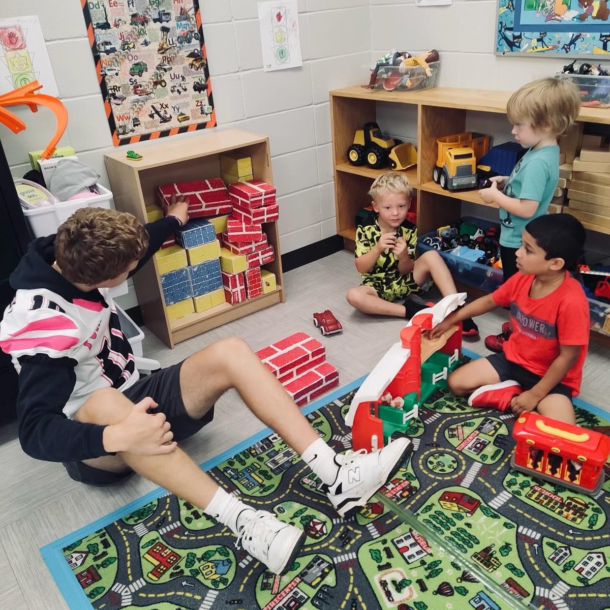 Another fun day of Pink Game Week activities! We went to Madison Elementary School to hang out with the kids again and had a blast throwing footballs in the street with students here at UWSP!
#RollDawgs #pinkgame