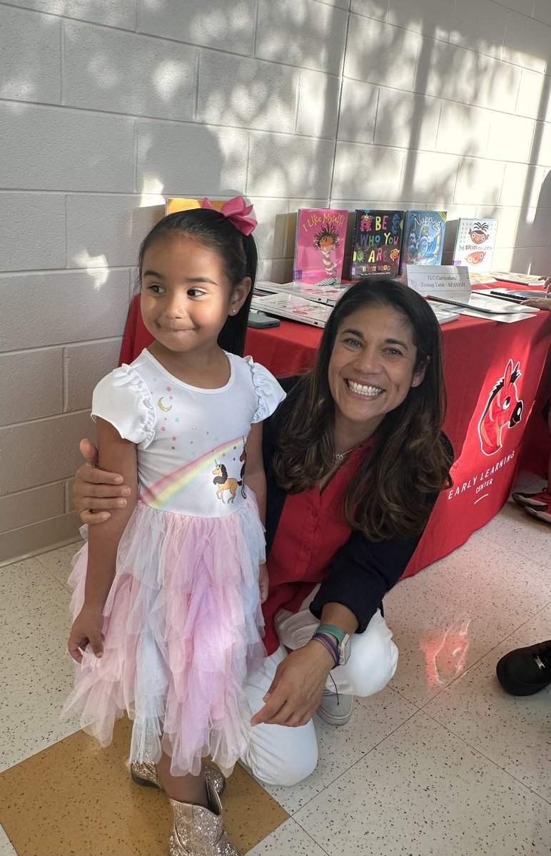 MsAcosta220's tweet image. Back to school night @BarringtonELC!! #ZebraBash ❤️🦓