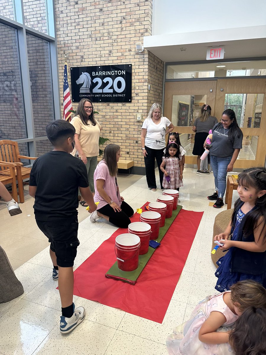 MsAcosta220's tweet image. Back to school night @BarringtonELC!! #ZebraBash ❤️🦓