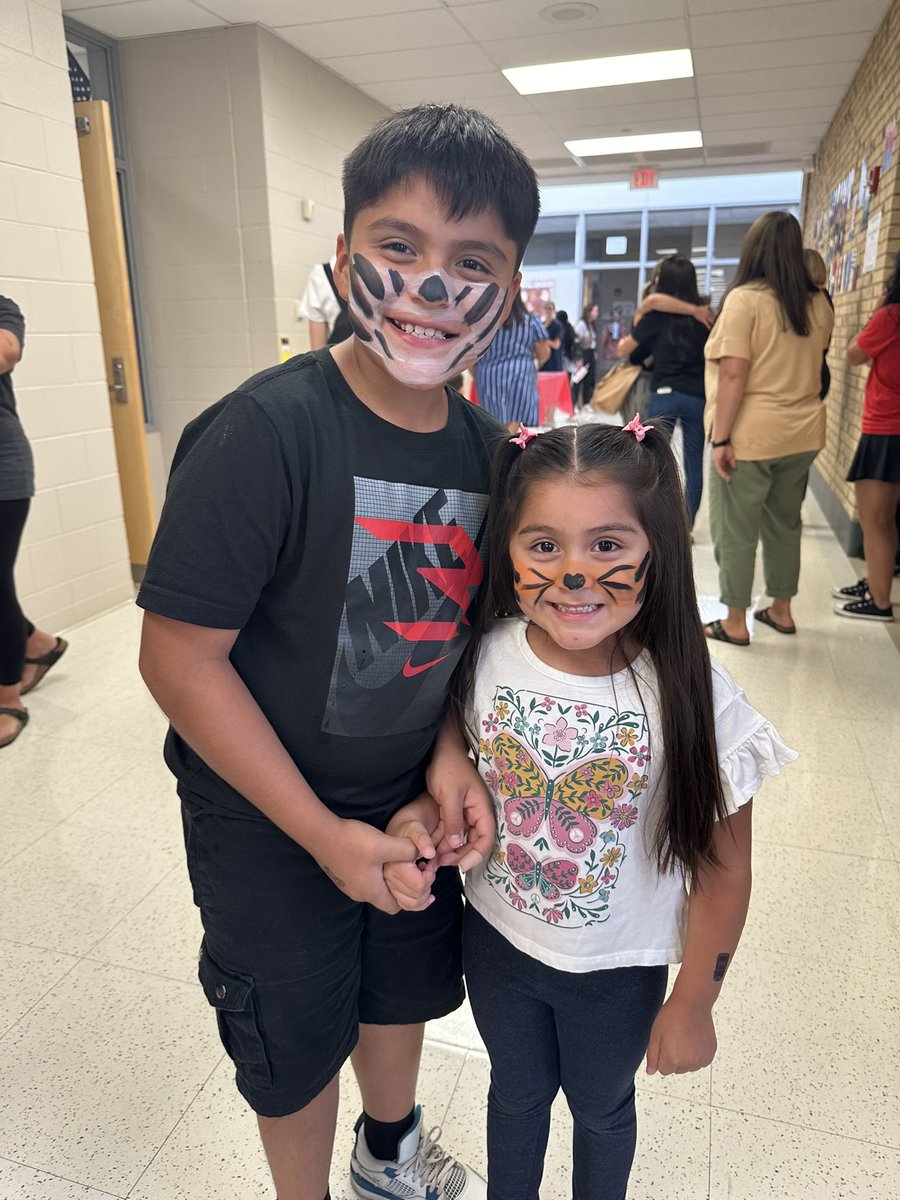 MsAcosta220's tweet image. Back to school night @BarringtonELC!! #ZebraBash ❤️🦓