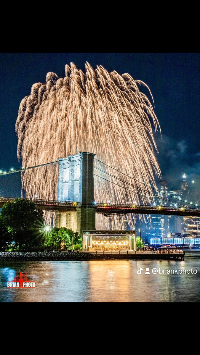 briank_photo's tweet image. From the finale’ at the this past weekends fireworks show next to the Brooklyn Bridge 
Think I’m going to need to print this! 
#fireworks #fireworksphotography #nycfireworks #nightphotography #longexposure  #reflection  #canonusa #teamcanon #sigma  #brooklynbridge #dumbo