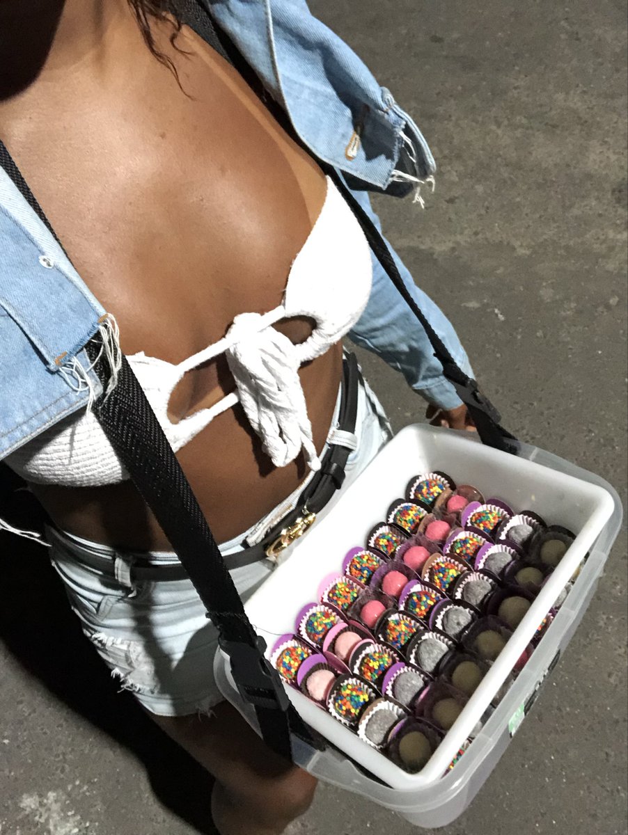 Pxx_alycinha21's tweet photo. É dias de lutas e dias de glória, fé que vai dar certo, focam no progresso, tenham fé na luta e no caminho certo..!🙏🥹🥰🍫🍓 

Gratidão🙌  Não deixe para amanhã o docinho que você pode comer hoje! https://t.co/Ot3UXS0Vw6