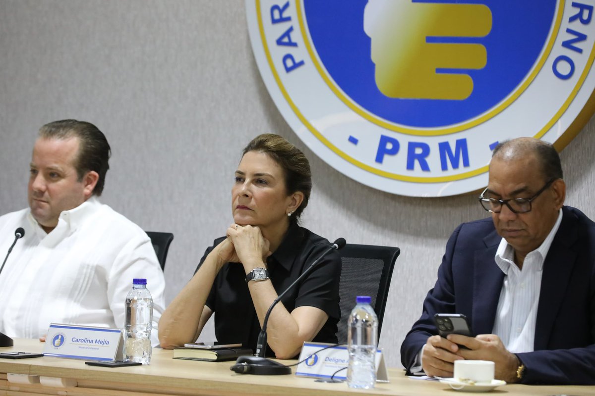 PRM_Oficial's tweet photo. Así transcurrió la pasada reunión ordinaria de nuestra Dirección Ejecutiva, encabezada por el Presidente del partido @JosePaliza paliza, junto a nuestra Secretaria General @CarolinaMejiaG. Fueron abordados importantes temas institucionales para el avance de nuestro partido. https://t.co/p36YALBztY