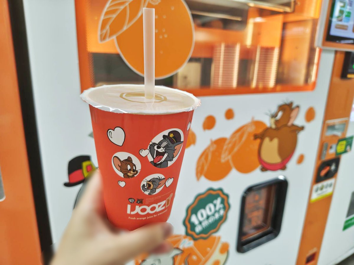 同僚から「大阪梅田駅 茶屋町口改札内でトムとジェリーコラボの生搾り