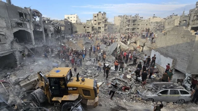 SorteoViral2018's tweet photo. ‘No visto desde Vietnam’: Israel arrojó cientos de bombas de más de 900 kilos sobre Gaza, según muestra un análisis [ENG] https://t.co/MK60IcomM5 https://t.co/IoU07ND7j6