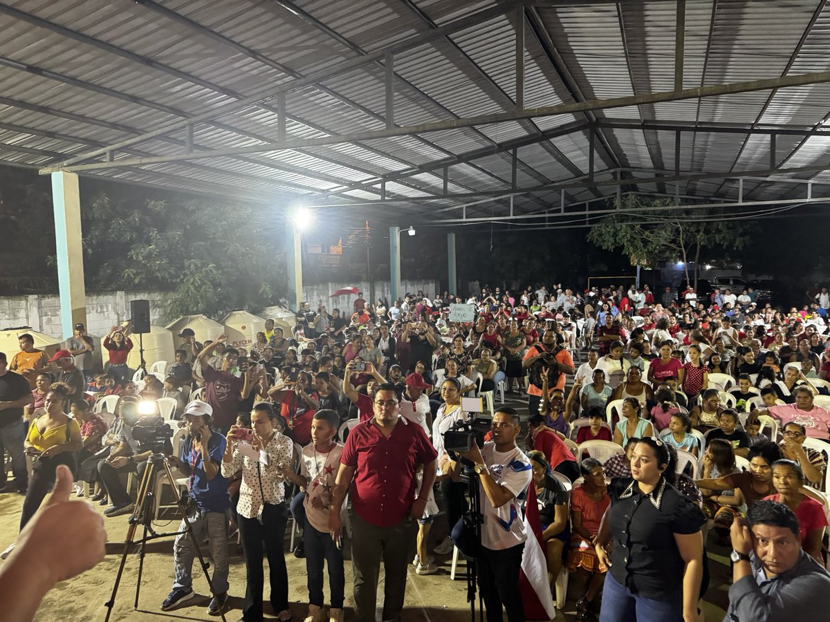 Esta noche en San Pedro Sula, junto a Roberto Contreras ( @oficialrobertoc ) y Toñito Rivera ( <a href="/tonitoriverasps/">Toñito Rivera</a> ). hemos juramentado a la regidora Ericelda Leonardo y a más de 700 dirigentes que se unen al glorioso @plhonduras. Seguimos creciendo y vamos a ganar!