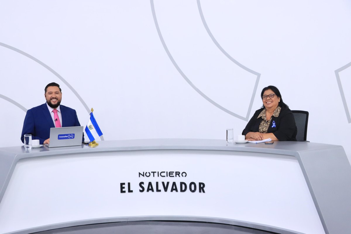 ¡Inicia el espacio de #LaEntrevista🇸🇻!

Esta noche, <a href="/armandogodoy/">Armando Godoy</a> recibe a la especialista en meteorología, aeronáutica y marítima, <a href="/SandraYaniraSV/">Sandra Martínez 🌿</a>. 

¡Estamos en vivo por la señal de <a href="/Canal10Sv/">Canal 10</a> y nuestras plataformas digitales!