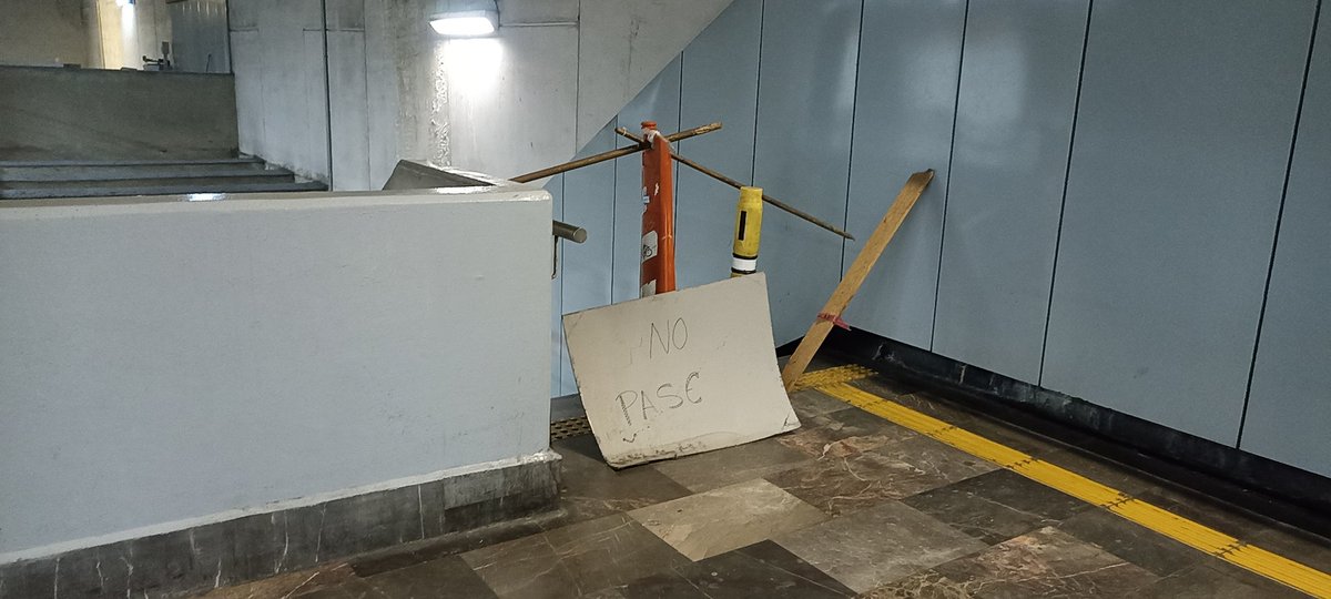 casparto's tweet photo. @MetroCDMX Por favor de atender el desperfecto de la escalera en la estación Ermita de la línea 12, lleva más de un mes https://t.co/br4Dw9FKB0