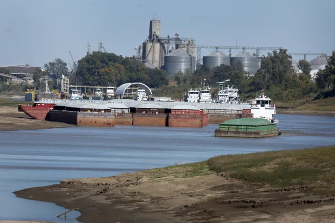 JeffreyLuft's tweet photo. Low Mississippi River water levels disrupt barge shipping for third consecutive year https://t.co/ijdZ7IK3ta https://t.co/xsMYozLJDL