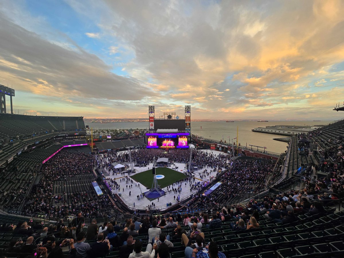 whatfix's tweet image. That’s a wrap on day 2 and what a day it was! 🕺🏽

Great sessions, amazing crowd and we even bumped into Einstein- What more could we ask for? 

#DF24 | #whatfix | #DREAMFORCE2024