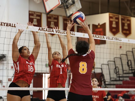 ArcadiaUnified's tweet image. The Arcadia High Girls Junior Varsity Volleyball team brought home a 2-0 victory following an exceptional match against Burroughs High School on Sept. 17. Don’t forget to support the team at its next game on Sept. 24 against Hoover High School! 🏐
#ApacheStrong #Volleyball…
