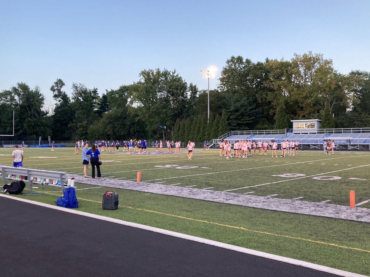 BCHStudentLife's tweet image. Powderpuff Football was a huge success! The SENIORS put up massive numbers against the freshmen, and the Juniors won a gritty game against the sophomores. Well played, everyone! We'll see you at the final game during the pep session this Friday 🏈
