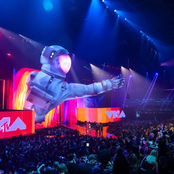 Giant inflatable astronaut looms over stage at MTV VMAs 2024 dlvr.it/TDPxr5