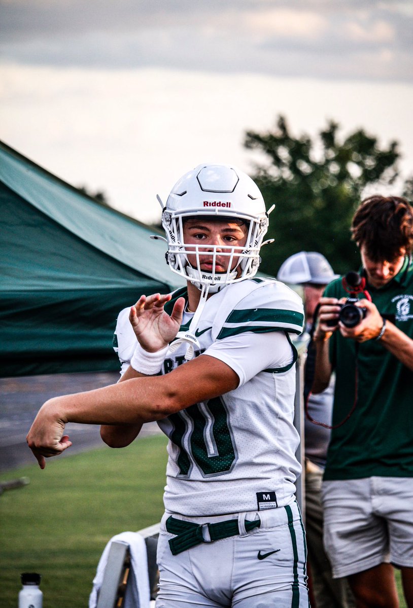 quarterbackmag's tweet image. QB Chapman (@chap_chapman2), Class of 2026, stands at 6&apos;1&quot;, 195 lbs, and is a true pocket passer with impressive accuracy and ball placement. He can zip throws on a rope when needed and has a big arm for throwing on the run. 

With excellent vision and pocket presence, Chapman…
