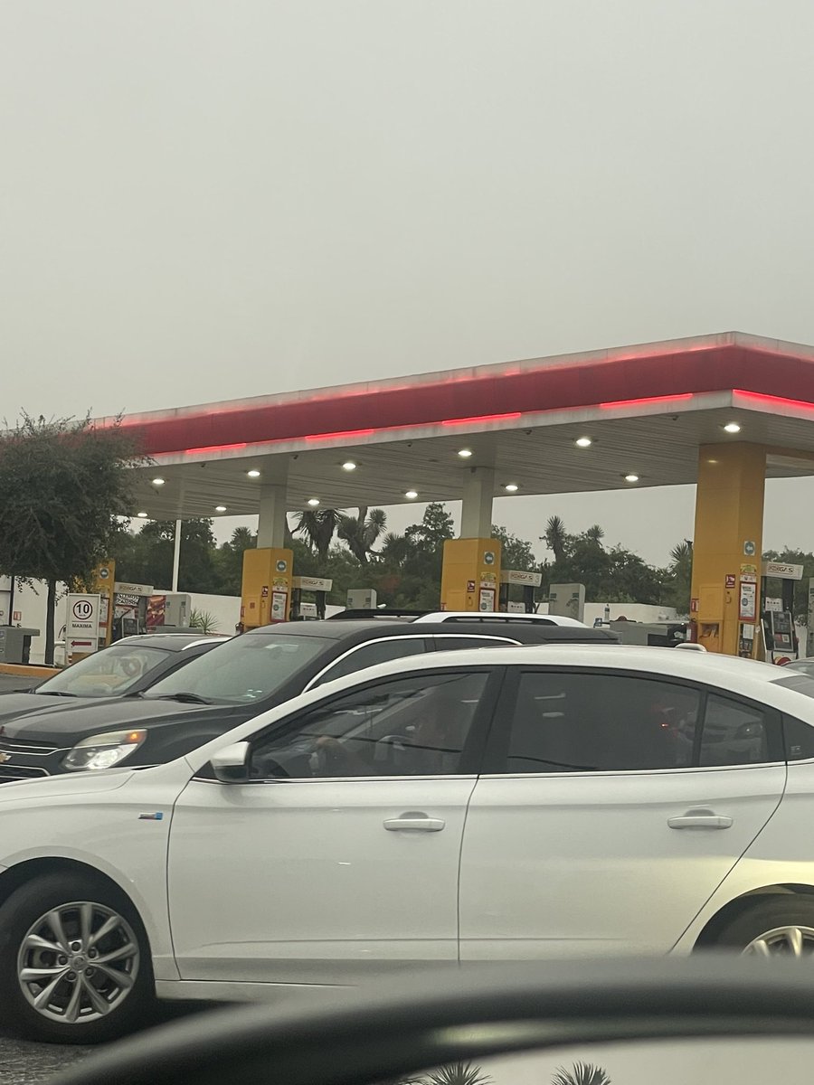 ClauRiosH's tweet photo. Ya por favor que se acabe este tormento de esa gente que se cree con derecho de meterse en contra y en doble carril desde av castellana!!! @Cicmty @Mty_Leones #cumbres #puertadehierro https://t.co/XBhfc9vO8O