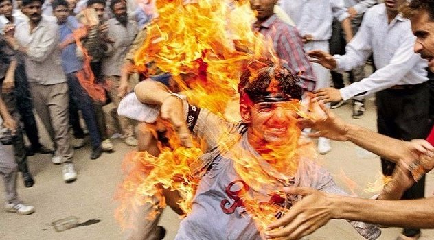 आज ही के दिन 19 सितंबर 1990 को राजीव गोस्वामी ने मंडल आयोग की रिपोर्ट के खिलाफ दिल्ली में विरोध प्रदर्शन में खुद को आग लगा कर आत्मदाह कर लिया था। ये बलिदान व्यर्थ नहीं जाएगा।

#राजीव_गोस्वामी_अमर_रहे