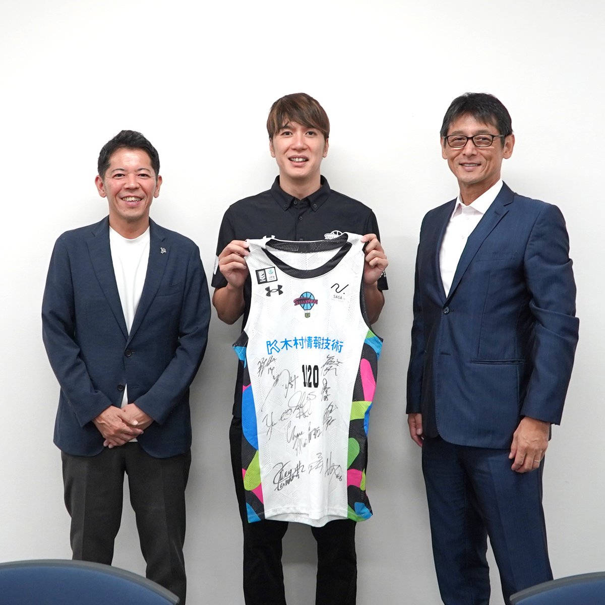 kimurainfo1's tweet photo. #佐賀バルーナーズ の田畠社長と山下キャプテンが、シーズン開幕前のご挨拶ため来社されました👏

お土産に、選手の皆さまのサインの入ったAWAYユニフォームをいただきました😆

バルーナーズの皆さま、新シーズンも頑張ってください❗️応援しています📣🏀
@SagaBallooners https://t.co/qmIDzcDD1c