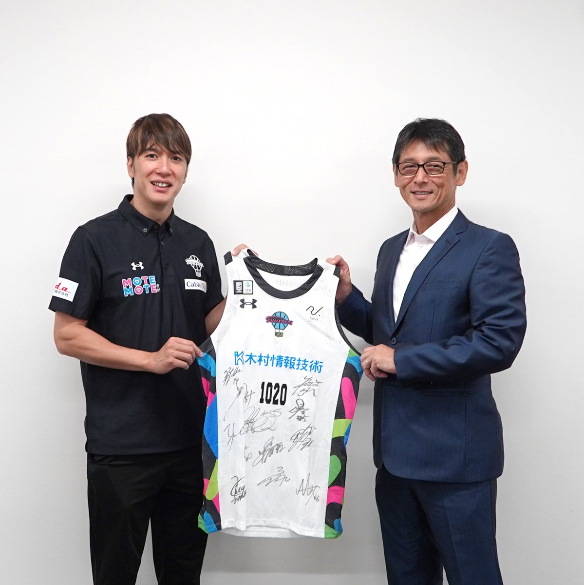 kimurainfo1's tweet photo. #佐賀バルーナーズ の田畠社長と山下キャプテンが、シーズン開幕前のご挨拶ため来社されました👏

お土産に、選手の皆さまのサインの入ったAWAYユニフォームをいただきました😆

バルーナーズの皆さま、新シーズンも頑張ってください❗️応援しています📣🏀
@SagaBallooners https://t.co/qmIDzcDD1c