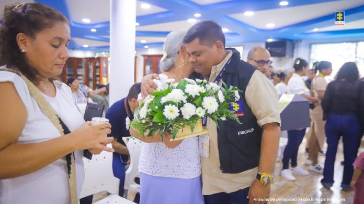 NoticiasOceko's tweet photo. Por medio de sentida ceremonia entregaron restos de hombres que habían sido reportados desaparecidos a manos de las AUC y las Farc https://t.co/XO1FZ6MJgS https://t.co/WQ5AMe317x