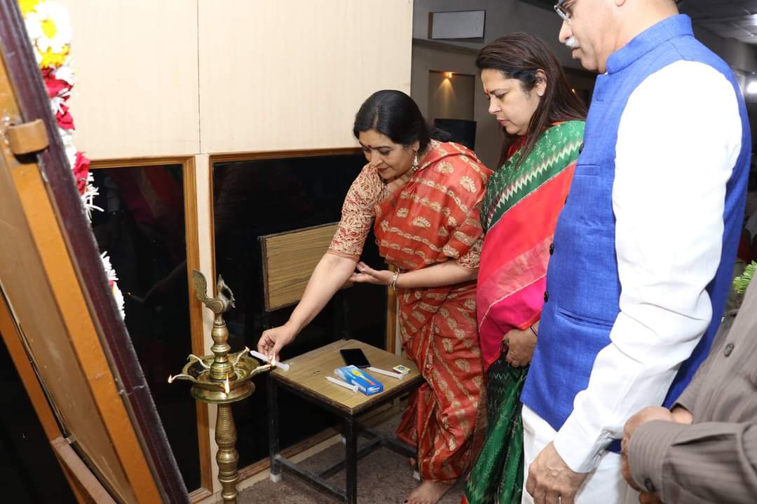 DrDivyagupta28's tweet image. आज से लगभग 6 साल पहले के इस क्षण को याद कर भावुक हूं जब &quot;वन नेशन, वन इलेक्शन&quot; पर पूर्व केंद्रीय मंत्री @M_Lekhi जी के साथ बैठक की थी, इस विचार को जनमानस में विभिन्न क्षेत्रों व मंचो से मजबूती से उठाती रही हूं।

अब इसे मान. प्रधानमंत्री श्री @narendramodi जी के नेतृत्व में…