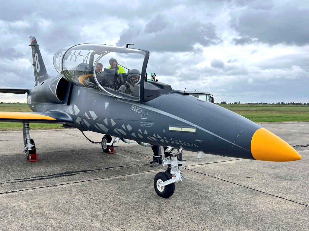 jiri_protiva's tweet photo. Pilot #LOMPRAHA poprvé ve vzduchu s engéčkem 🚀
Dnes byla zahájena letecká fáze přeškolovacího výcviku našich pilotů-instruktorů před dodáním prvního kusu L-39NG do CLV Pardubice ✅️
#CLVPardubice #L39NG @ObranaTweetuje @ArmadaCR @AERO_Vodochody @NPalube https://t.co/wvtfGdbDPt