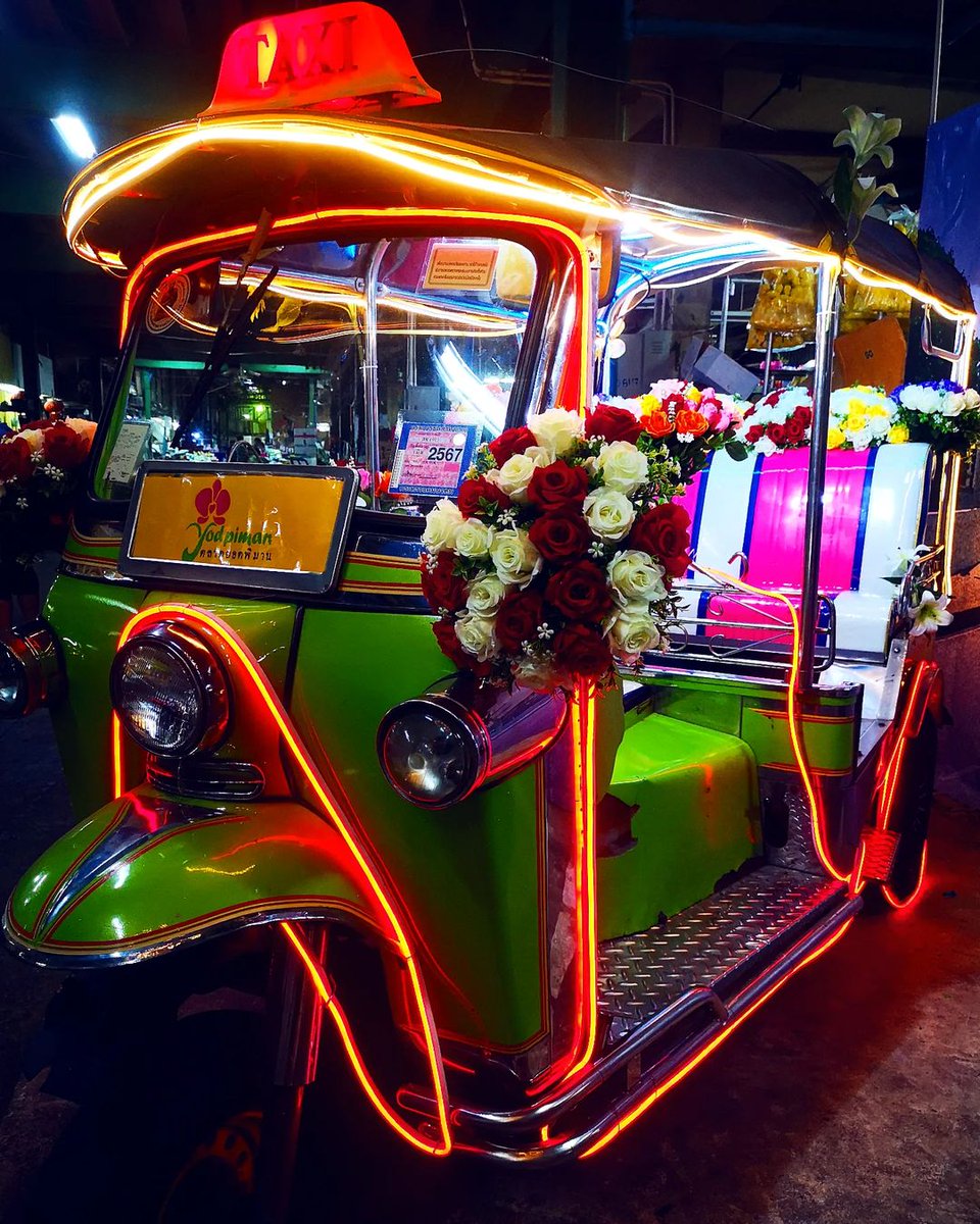 /// Just looking for a special ride in Bangkok with this nice tuk-tuk that has nice lighting and flowers decorations in order to skip the traffic jam🚦🛵 🚑🚛

🔗
#bangkok #bkk #bkknightlife #thailand #lighting #tuktuk