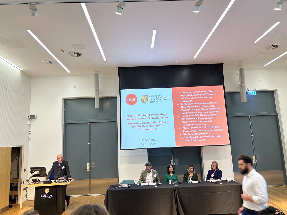 DrEifionaThomasLane (@dreifiona) on Twitter photo <a href="/IWA_Wales/">Institute of Welsh Affairs</a> mewn #partneriaeth gyda <a href="/prifysgolbangor/">Prifysgol Bangor</a> Bangor. Trafodaeth am ddyfodol cynaliadwy i #gymunedau Gogledd Cymru 🏴Sgwrs Banel <a href="/IWA_Wales/">Institute of Welsh Affairs</a> mewn #partneriaeth gyda <a href="/prifysgolbangor/">Prifysgol Bangor</a> Bangor. Trafodaeth am ddyfodol cynaliadwy i #gymunedau Gogledd Cymru 🏴Sgwrs Banel