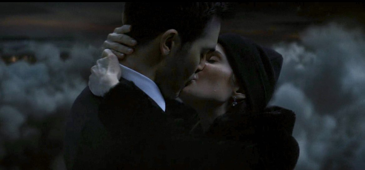 The sky kiss was everything 🥹

#SupermanAndLois