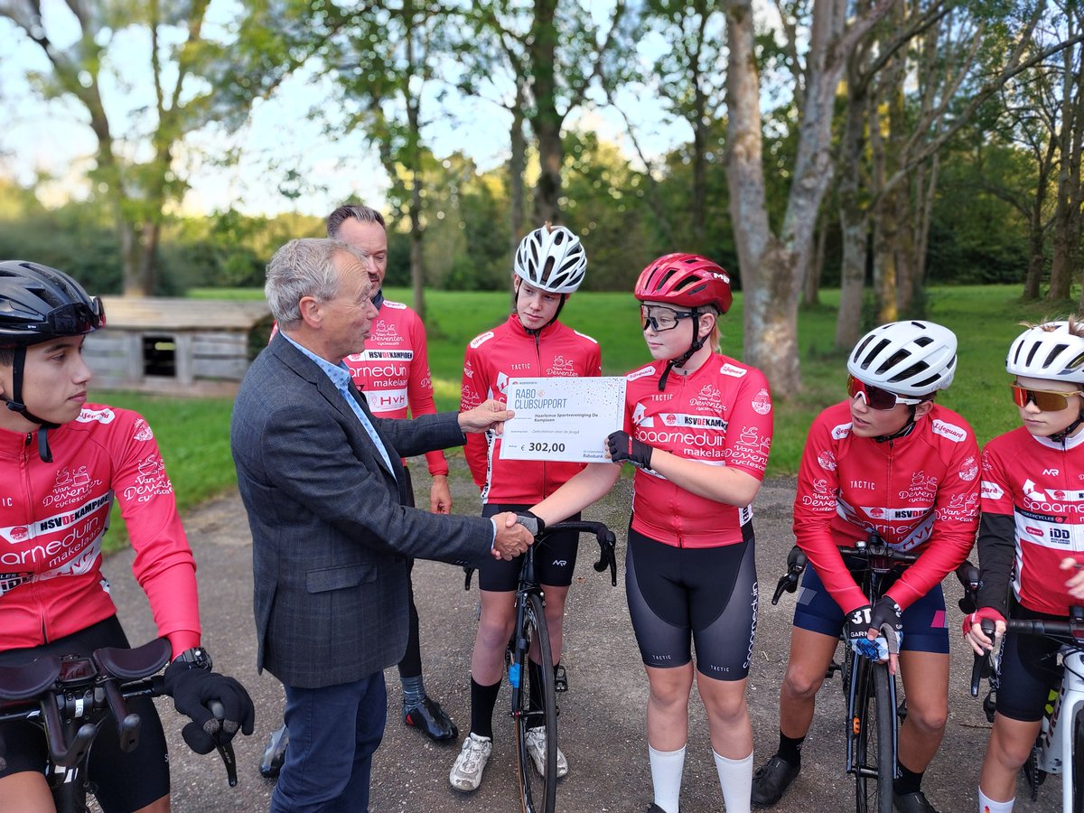 Vandaag langs geweest bij wielerclub de Kampioen om ze te verrassen met een mooie cheque. De club kan hiermee oefenmaterieel kopen voor de jeugd.
Ik wens ze veel succes bij de nationale kampioenschappen dit weekend.
<a href="/Rabobank/">Rabobank</a> #RabobankMRA #RabobankClubSupportMRA  #Spaarndam