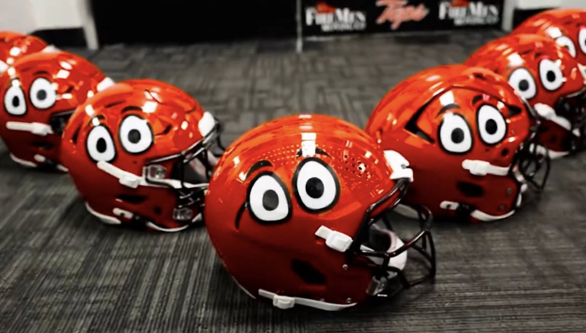 ChrisVannini's tweet image. 😍 Incredible Western Kentucky helmets coming next week