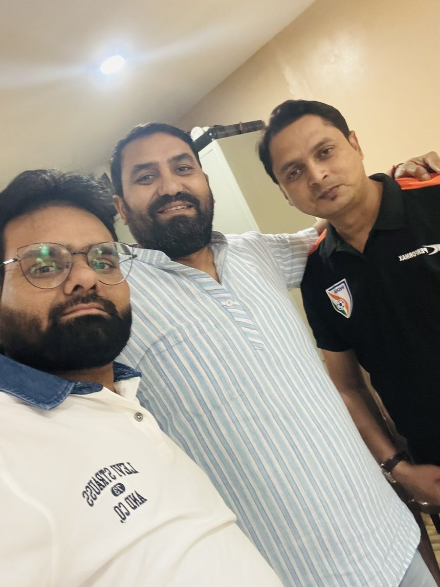 दोस्ती की शाम, लोकेश भाई के नाम!

आज का दिन कुछ खास था, हम भाई लोग मिले और साथ में हंसी-मजाक, दिल की बातें और ढेर सारा समय बिताया। जीवन की दौड़ में ऐसे पल बहुत कम आते हैं, जब हम सब इकट्ठा होकर एक यादगार शाम बना पाते हैं। लोकेश भाई के जन्मदिन ने हमें एक ऐसा मौका दिया, जहां हमने