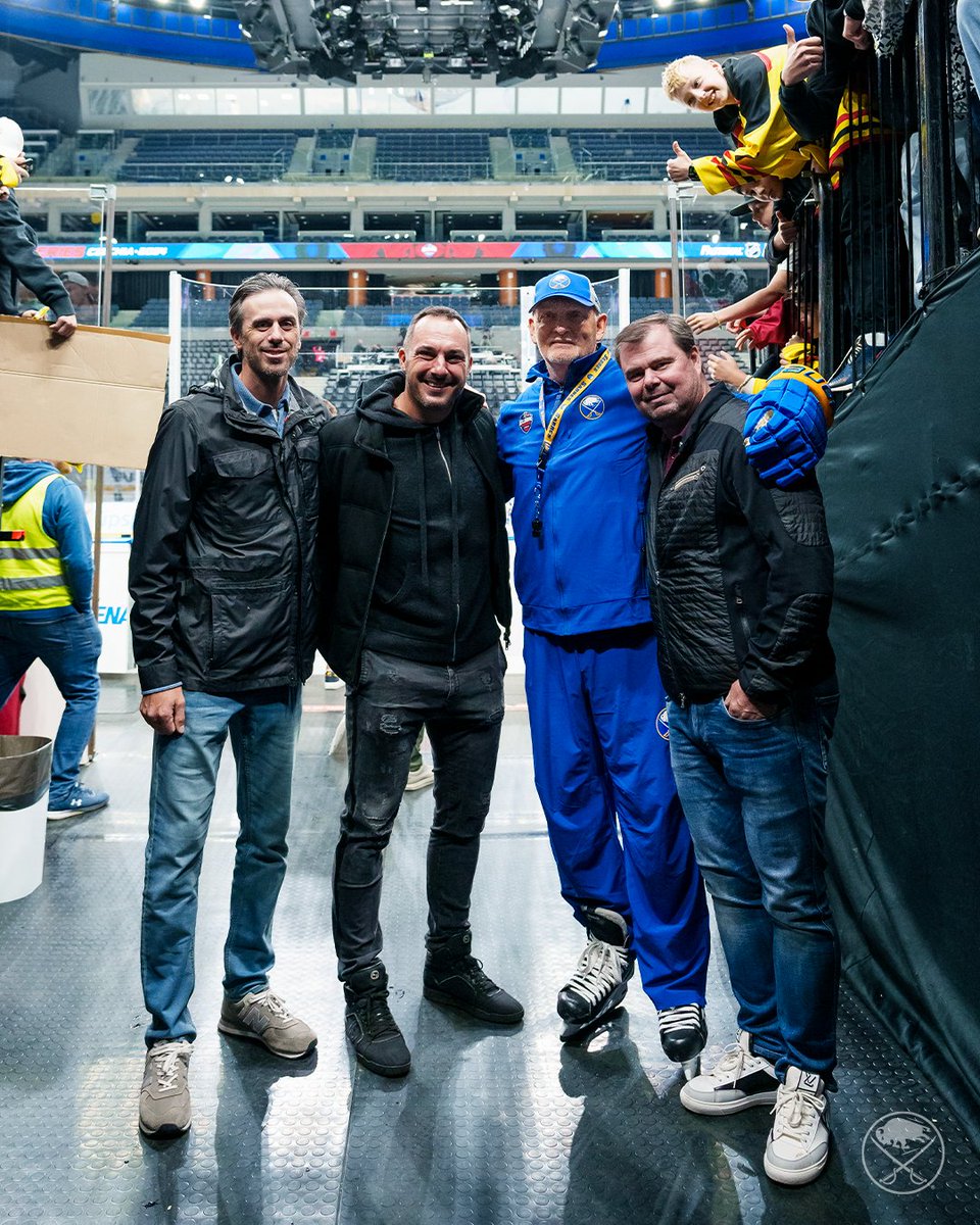 BuffaloSabres's tweet image. Reunited 🤩

Lindy Ruff, Ryan Miller, Ales Kotalik, and Jaroslav Spacek back together at #NHLGlobalSeries in Prague!