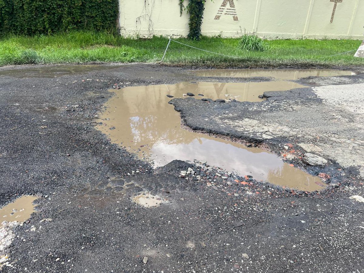OroNoticiasPue's tweet photo. #ReporteCiudadano 🗣️ Baches en carretera estatal a Coronango, han dejado la vialidad intransitable.

Se pide el apoyo de @InfraGobPue https://t.co/kFFgOFrgqy