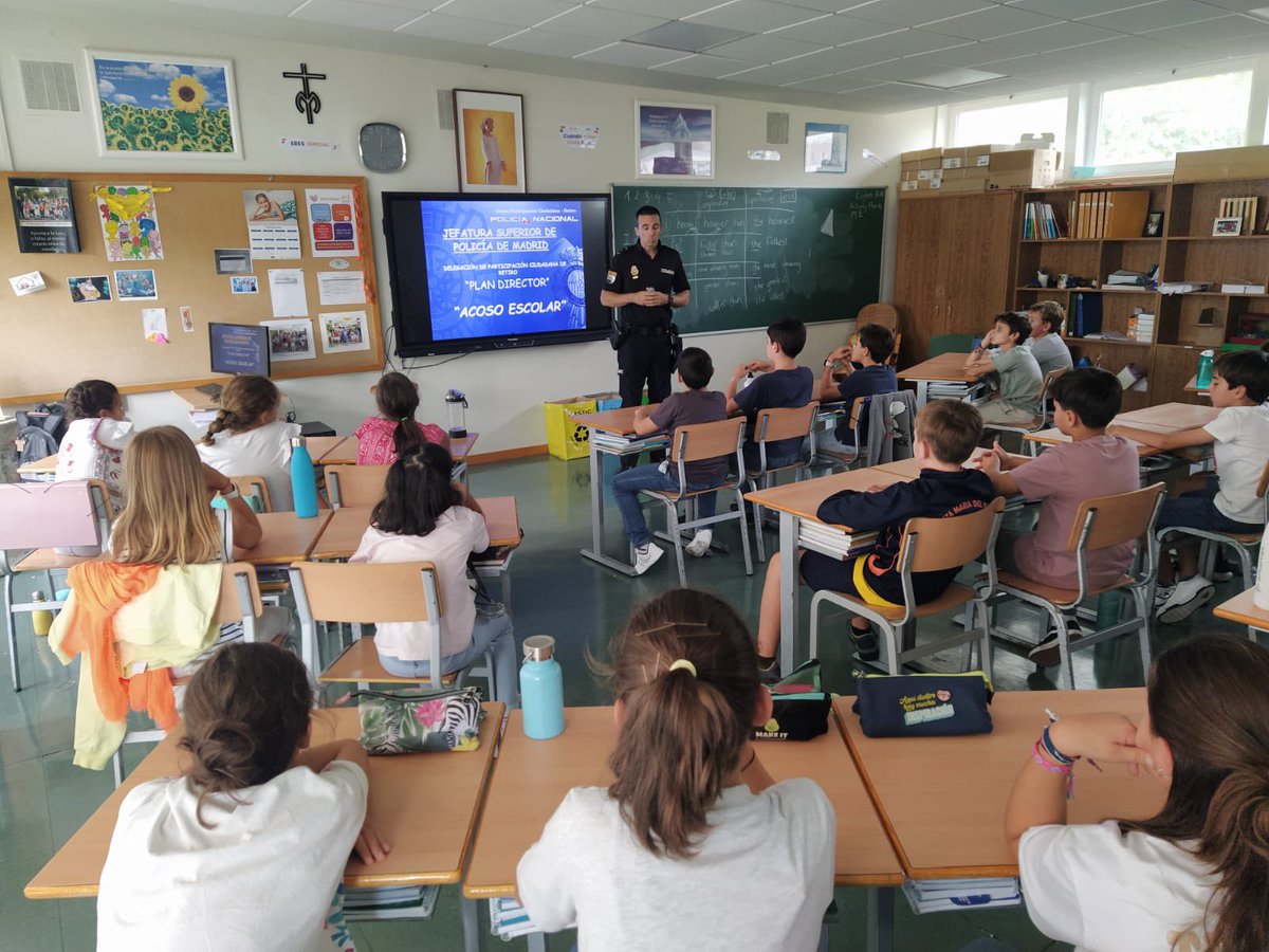 Sta Mª Pilar. Madrid (@smpilarmadrid) on Twitter photo En las Jornadas de Convivencia y Prevención del Acoso Escolar, en #quintodeprimaria han recibido la visita de la <a href="/Policianacional/">Policía Nacional</a> para hablarles del Bullying y diferentes formas de acoso. Ha sido muy instructivo y formativo. ¡Gracias Pedro! #stopbullying En las Jornadas de Convivencia y Prevención del Acoso Escolar, en #quintodeprimaria han recibido la visita de la <a href="/Policianacional/">Policía Nacional</a> para hablarles del Bullying y diferentes formas de acoso. Ha sido muy instructivo y formativo. ¡Gracias Pedro! #stopbullying