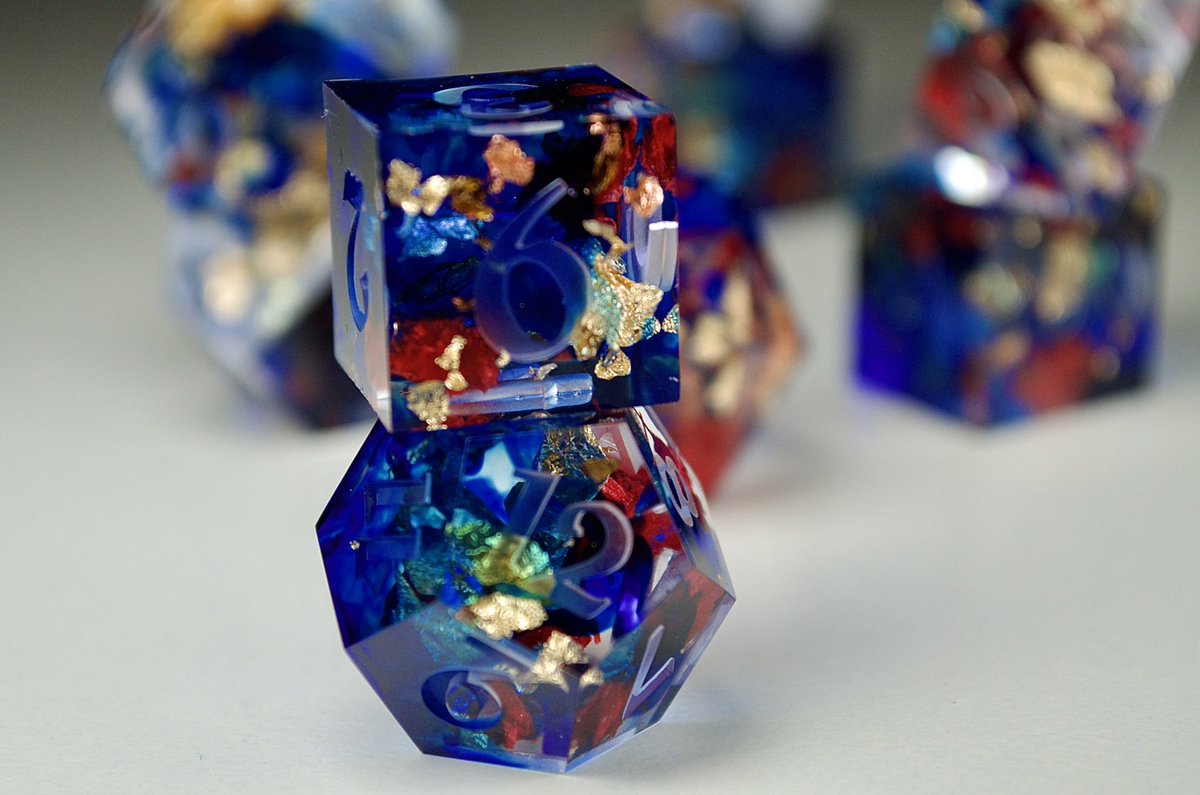 2crit2quit's tweet photo. ✨🌹🌙
Kinda obsessed with em 
#handmade #dice #wip https://t.co/EacGbtN6Hl
