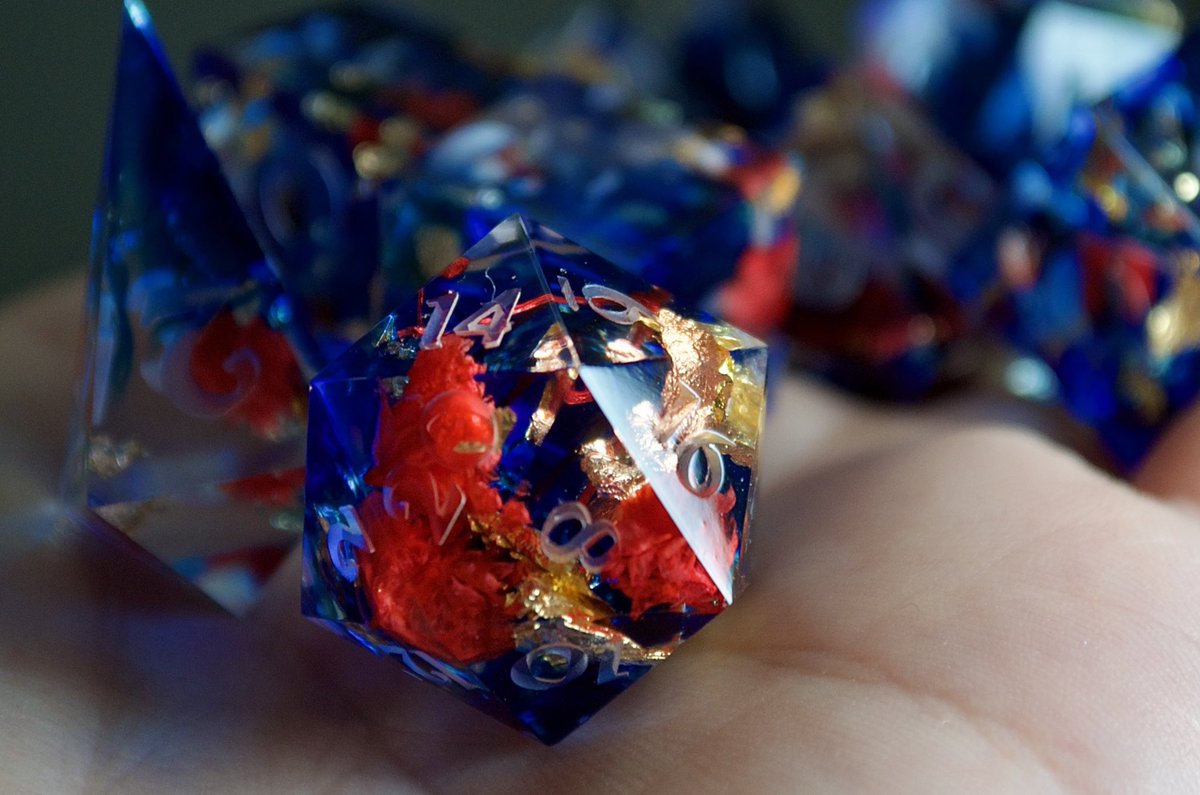 2crit2quit's tweet photo. ✨🌹🌙
Kinda obsessed with em 
#handmade #dice #wip https://t.co/EacGbtN6Hl