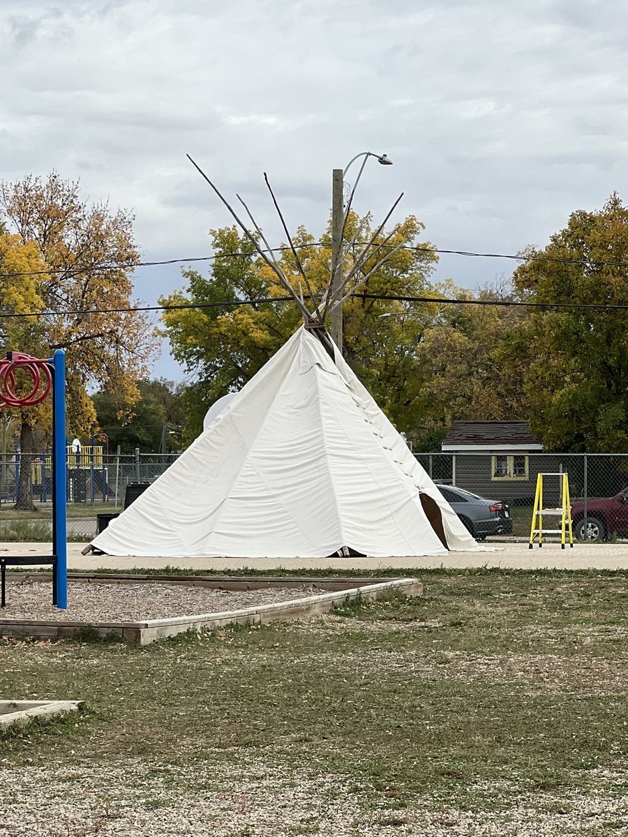 fiteach's tweet image. We are grateful to have our Knowledge Keeper Lyndon Linklater share his gift of storytelling with us today at @ecolestmarg - @HolyTrinitySD