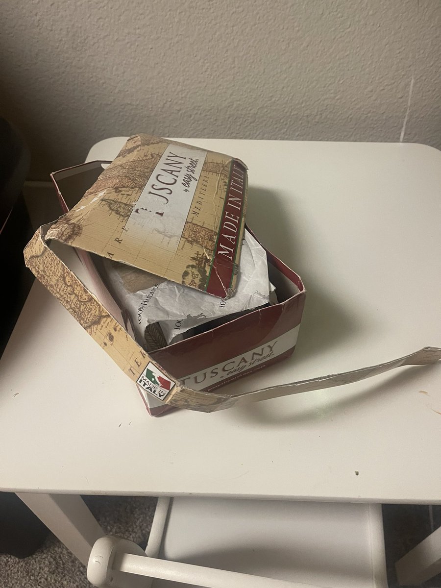 MissLoNicole77's tweet photo. @Kohls is this how you allow packages to show up? Opened and destroyed. I say open because the bag was never even sealed shut in the first place. $50 shoes and I can’t even use the box they came in. Trashed I’m so disappointed. https://t.co/2OJnEhrZcr