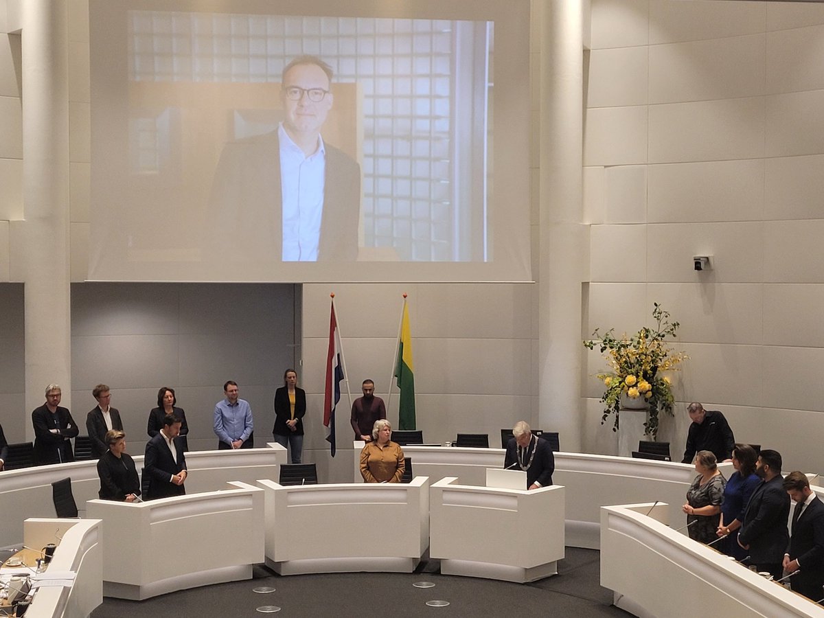 Henkruijl's tweet photo. De gemeenteraad in Den Haag heeft donderdagavond Maarten Brakema herdacht. Dat gebeurde in het bijzijn van Maartens familie. Burgemeester Jan van Zanen stond stil bij Maarten als journalist van onschatbare waarde en bij het gevoel dat "een van ons" is overleden. https://t.co/pDCh71efaZ