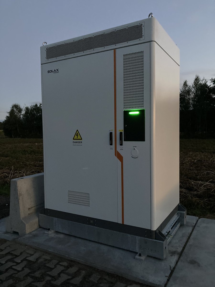 sabinegrobbink's tweet image. Ons varkensbedrijf 🐖🐖🐖🐖🐖draait nu op #accu 🔋
Dat noem ik nog eens een #powerbank 🌞♻️🔋💡🐖👍