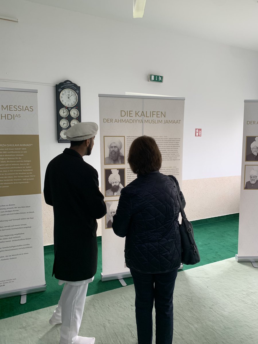 AhmadiyyaDA's tweet photo. Zum heutigen #TagderDeutschenEinheit öffnete die @AhmadiyyaDA für alle Interessierten ihre Türen. Es gab eine spannende Ausstellung, eine interessante Podiumsdiskussion und vieles mehr. #TagderoffenenTür #Ahmadiyya #Islam #Moschee #Darmstadt #Frieden https://t.co/muY4zUXYfz