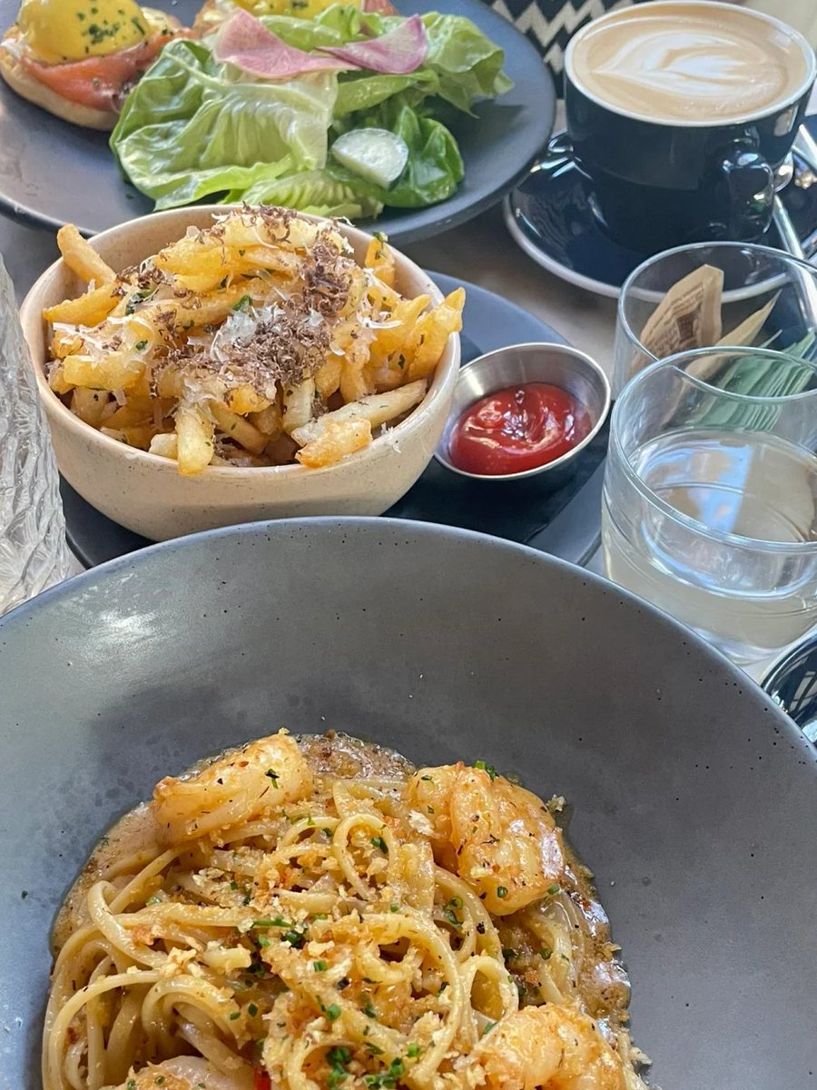 AhemigishaJ's tweet photo. Don't like boring eating process🥱 https://t.co/GaSP3A7snY