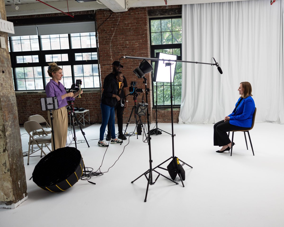TargetMktng's tweet image. Behind the scenes with the incomparable #TMDAuthor @PaulaDavisSRI! 📷 It was an absolute pleasure to collaborate—Paula’s insights on leadership and community building felt like a masterclass for our team. #TMDInAction