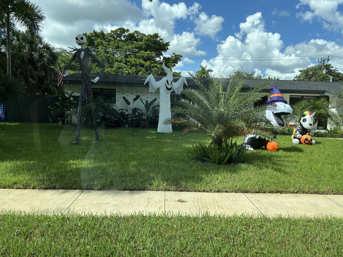 ElectWayneClark's tweet photo. Love seeing these houses while we are out meeting the residents of the city!  

#Halloween
#plantationforwayne
#TeamWayne
#Vote2024
#election https://t.co/6PaBPqkjbz